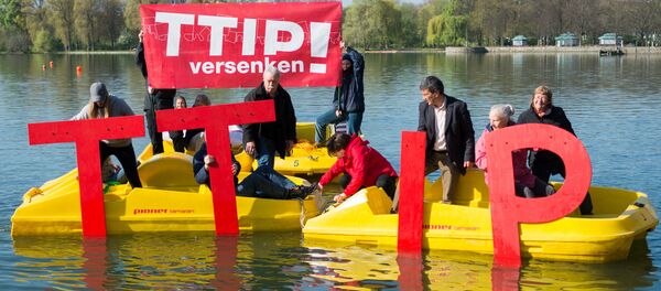 Anti- Trans-Atlantic Trade and Investment Partnership (TTIP)activists sink the lettering TTIP in the Maschsee in Hanover on April 21, 2016 ahead a meeting of leaders of Britain, France, Germany and Italy on April 25, 2016 Anti- Trans-Atlantic Trade and Investment Partnership (TTIP)activists sink the lettering TTIP in the Maschsee in Hanover on April 21, 2016 ahead a meeting of leaders of Britain, France, Germany and Italy on April 25, 2016 - Sputnik 日本