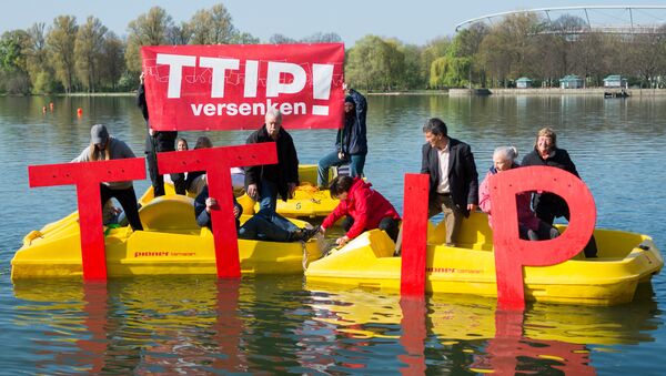 Anti- Trans-Atlantic Trade and Investment Partnership (TTIP)activists sink the lettering TTIP in the Maschsee in Hanover on April 21, 2016 ahead a meeting of leaders of Britain, France, Germany and Italy on April 25, 2016 - Sputnik 日本