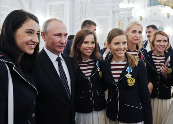 ロシア五輪選手団のメダリストに表彰するプーチン大統領 - Sputnik 日本