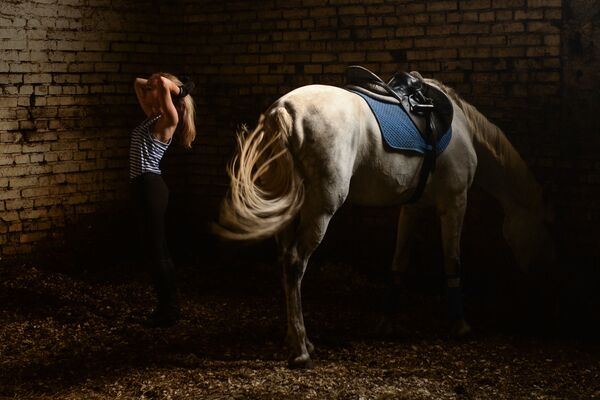 馬とのトレーニングを終えたスポーツ選手、ノボシビルスク、馬術スポーツ訓練センターの厩舎で - Sputnik 日本