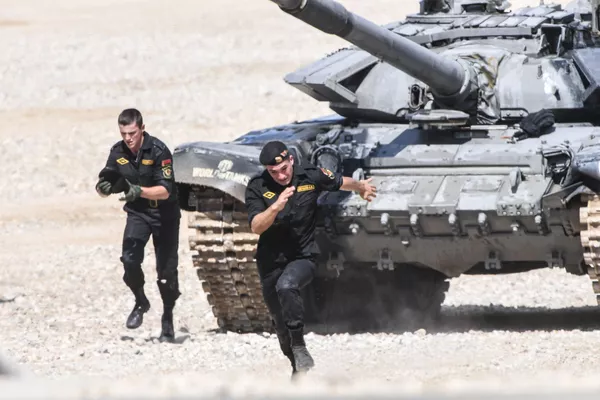 コンクール競技「戦車大隊」の準決勝に出場したベラルーシ軍の兵士、アレニボ射撃場で コンクール競技「戦車大隊」の準決勝に出場したベラルーシ軍の兵士、アレニボ射撃場で - Sputnik 日本