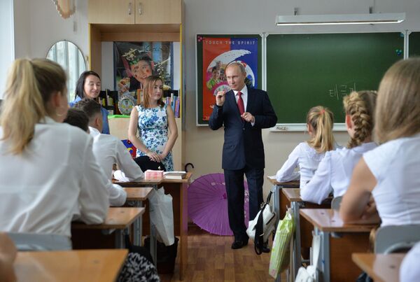 ウラジオストクの第2中学校を訪れたプーチン大統領 - Sputnik 日本