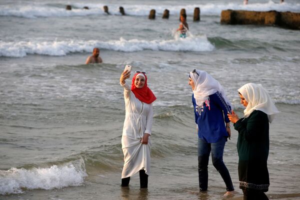 ヒジャブを着た少女らの自撮り　テル・アビブのビーチにて - Sputnik 日本