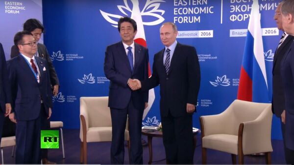東方経済フォーラム会場におけるプーチン大統領と安倍首相の会談が終了した - Sputnik 日本