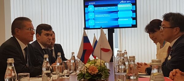 ウリュカエフ連邦経済発展相と世耕経産相が会談 ウリュカエフ連邦経済発展相と世耕経産相が会談 - Sputnik 日本