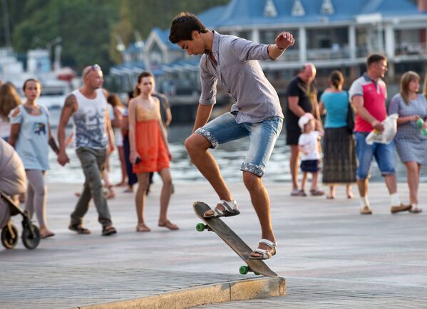 コルニロフ海岸通でスケートをする青年 - Sputnik 日本