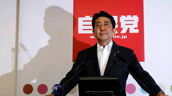 Japans Premier Shinzo Abe nach dem Sieg seiner Koalition bei der Oberhauswahl - Sputnik 日本