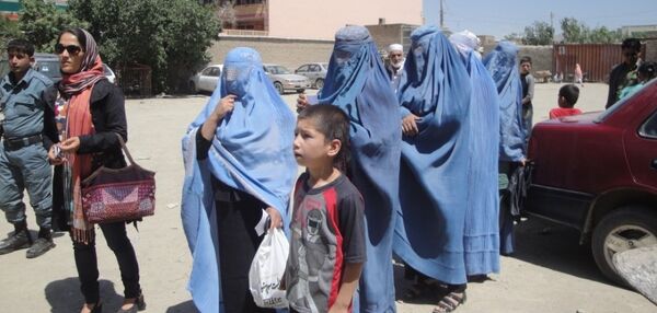 子どもが子どもを育てられるか?アフガニスタンの花嫁30%が未成年 子どもが子どもを育てられるか?アフガニスタンの花嫁30%が未成年 - Sputnik 日本