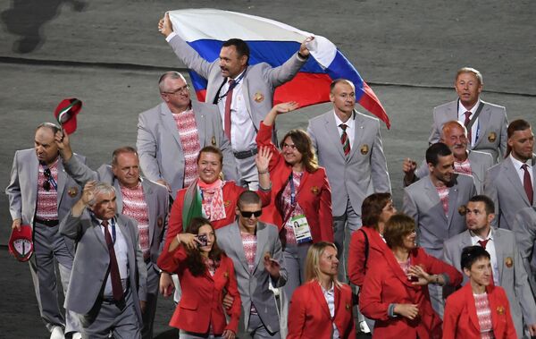 パラ開幕式のパレードでロシア旗を掲げるベラルーシ選手団責任者アンドレイ・フォモチュキン氏 - Sputnik 日本