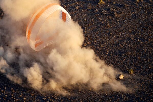 国際宇宙ステーション(ISS)から分離した、クルーを乗せたソユーズTMA-20M宇宙船（46S）がカザフスタンに着陸 - Sputnik 日本