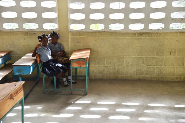 ハイチの首都ポルトープランスの学校で新学期初日、机に座る生徒 - Sputnik 日本
