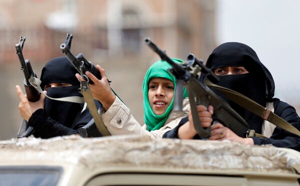 イエメン・サヌアでのパレードの武装した「フーシ派」女性 - Sputnik 日本