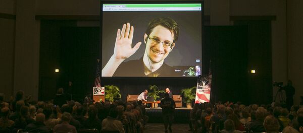 スノーデン氏、レストランの注文レベルでロシア語を習得 スノーデン氏、レストランの注文レベルでロシア語を習得 - Sputnik 日本