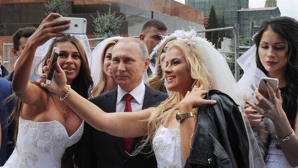 Президент РФ Владимир Путин на торжественной церемонии открытия Дня города на Красной площади в Москве - Sputnik 日本