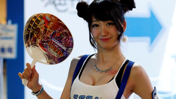 Девушка в топе с логотипом Sega во время выставки Tokyo Game Show 2016 в Токио, Япония - Sputnik 日本