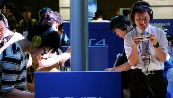 Посетители выставки Tokyo Game Show 2016 играют в Sony's PlayStation Vita, Токио, Япония - Sputnik 日本