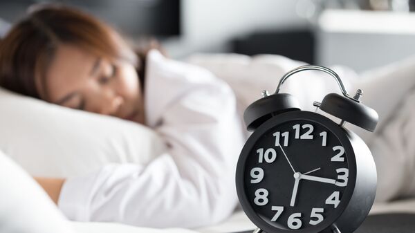 科学者ら、健康的な睡眠のための理想的な姿勢を明らかに - Sputnik 日本