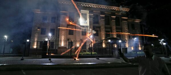 ウクライナのロシア大使館に花火が投げ込まれる ウクライナのロシア大使館に花火が投げ込まれる - Sputnik 日本