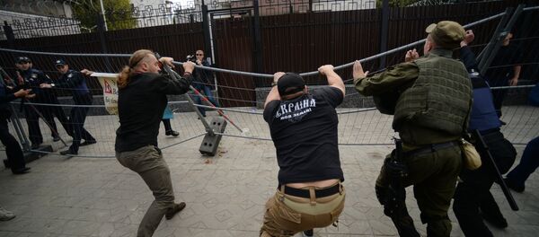 キエフのロシア大使館前で抗議行動参加者　ロシア国旗を踏みつける - Sputnik 日本