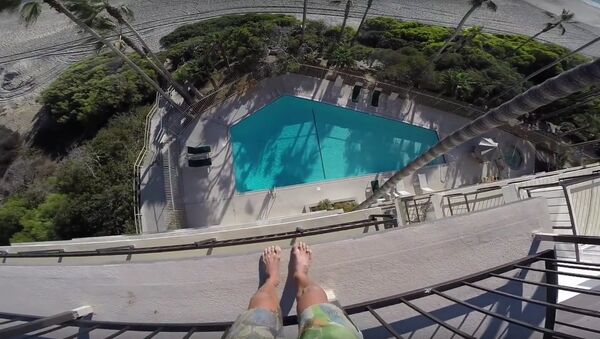 ホテル屋上からプールへの、狂気の飛び込み - Sputnik 日本