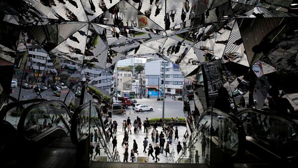 Отражение людей в зеркалах на входе в токийский универмаг  - Sputnik 日本