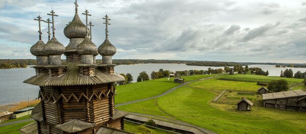 Церковь Покрова Богородицы на территории государственного историко-архитектурного и этнографического музея-заповедника Кижи на острове Кижи в Карелии Церковь Покрова Богородицы на территории государственного историко-архитектурного и этнографического музея-заповедника Кижи на острове Кижи в Карелии - Sputnik 日本