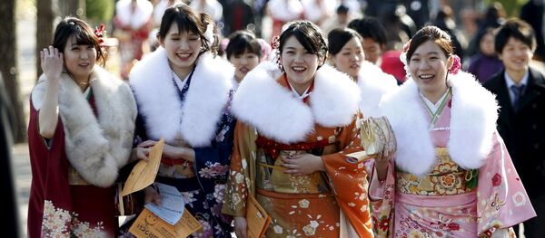 はとバスガイドが成人式、明治神宮で華やかな振り袖姿で参拝 はとバスガイドが成人式、明治神宮で華やかな振り袖姿で参拝 - Sputnik 日本
