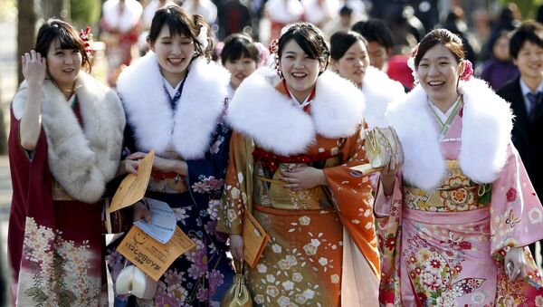 はとバスガイドが成人式、明治神宮で華やかな振り袖姿で参拝 - Sputnik 日本