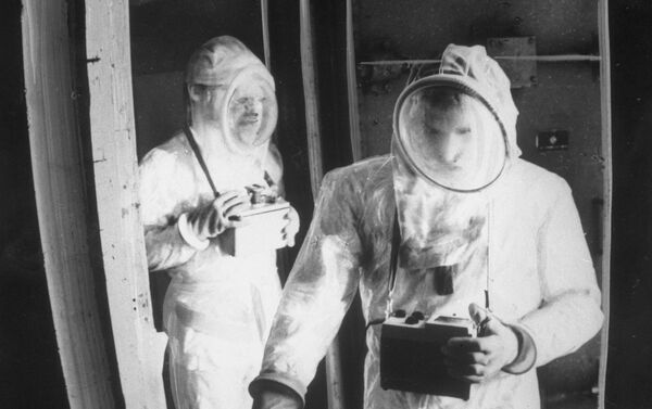 チェルノブイリ原発で除染作業中の特別服の人々 - Sputnik 日本