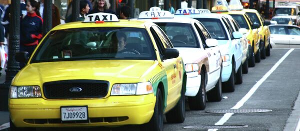 タクシー運転手、客が忘れた50万ドル入りのかばんを返す タクシー運転手、客が忘れた50万ドル入りのかばんを返す - Sputnik 日本