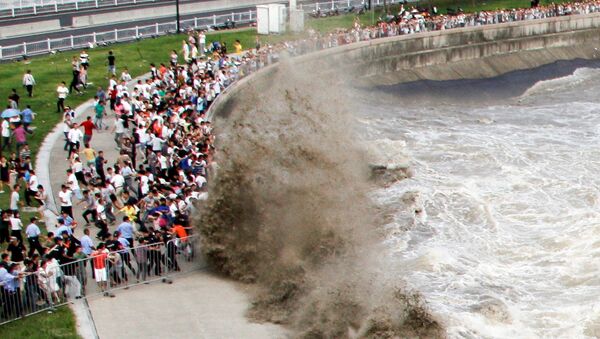 中国で高波が岸にいた旅行者団体を飲み込んだ - Sputnik 日本