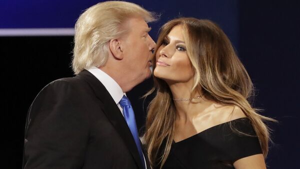 米大統領選候補ドナルド・トランプ氏が妻のメラニア夫人にキスをしている - Sputnik 日本