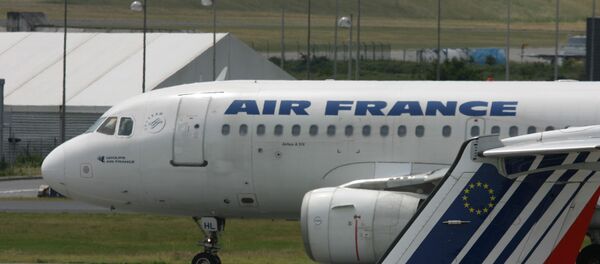 パリ発東京行き旅客機　客室乗務員病気のためサンクトに緊急着陸 - Sputnik 日本