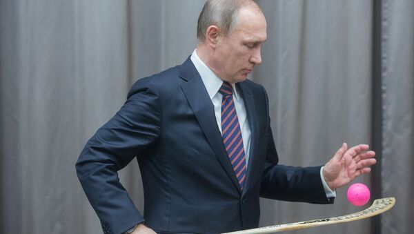 Президент России Владимир Путин во время встречи со сборной командой России по хоккею с мячом в резиденции Ново-Огарево - Sputnik 日本