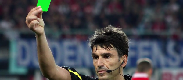 イタリアのサッカー選手、世界で初めてグリーンカードを出される イタリアのサッカー選手、世界で初めてグリーンカードを出される - Sputnik 日本