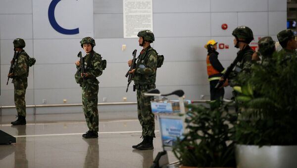 Полиция в аэропорту Пудун в Шанхае - Sputnik 日本