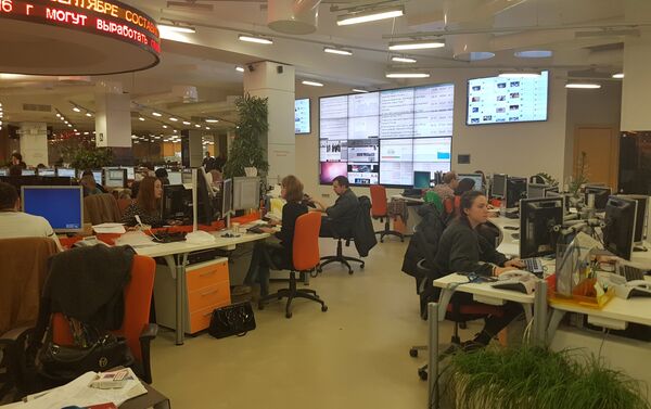 「ニュースルーム２」ではリアノーボスチのロシア語版のニュース記者たちが働いている - Sputnik 日本