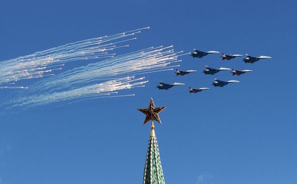 モスクワ上空を軍用機が飛行 - Sputnik 日本