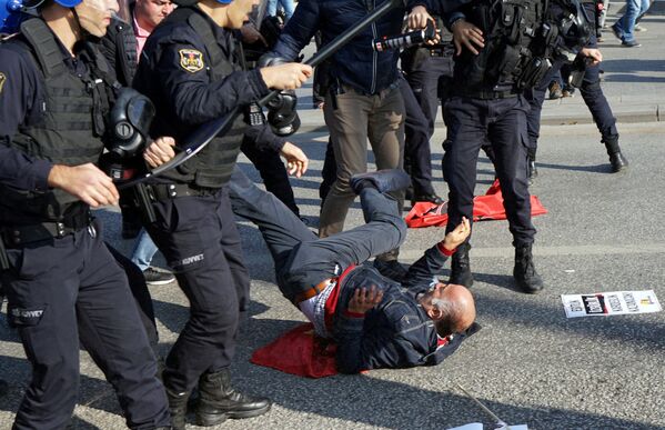 デモ参加者らと衝突するトルコ警察特務部隊 - Sputnik 日本