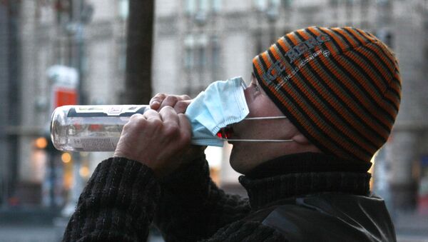 Житель Киева в защитной маске пьет водку - Sputnik 日本