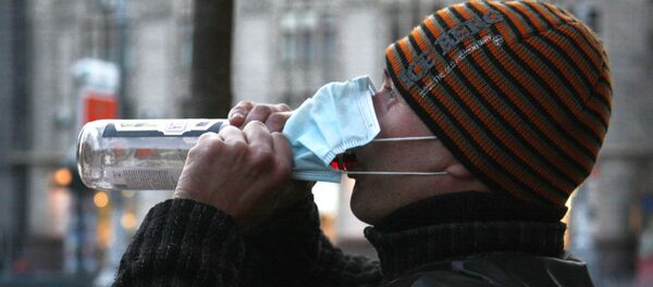 Житель Киева в защитной маске пьет водку - Sputnik 日本