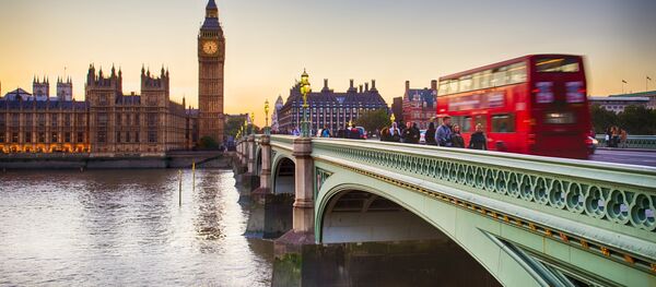 ロンドンの二階建てバス、橋で屋根がはがれる、怪我人あり - Sputnik 日本