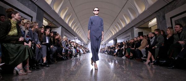 モスクワ地下鉄でファッションショー - Sputnik 日本