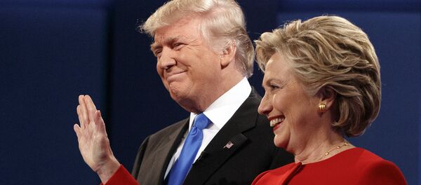 Republican presidential candidate Donald Trump, left, stands with Democratic presidential candidate Hillary Clinton at the first presidential debate at Hofstra University, Monday, Sept. 26, 2016, in Hempstead, N.Y. - Sputnik 日本