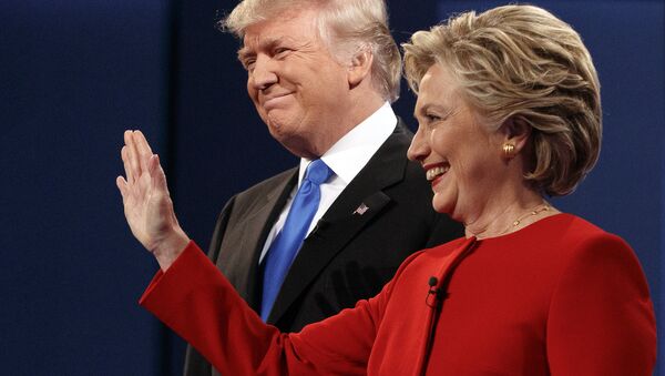Republican presidential candidate Donald Trump, left, stands with Democratic presidential candidate Hillary Clinton at the first presidential debate at Hofstra University, Monday, Sept. 26, 2016, in Hempstead, N.Y. - Sputnik 日本