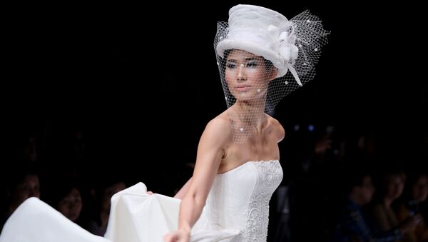 Модель на показе коллекции индонезийского модельера Adinda Gisela на Недели моды в Джакарте - Sputnik 日本