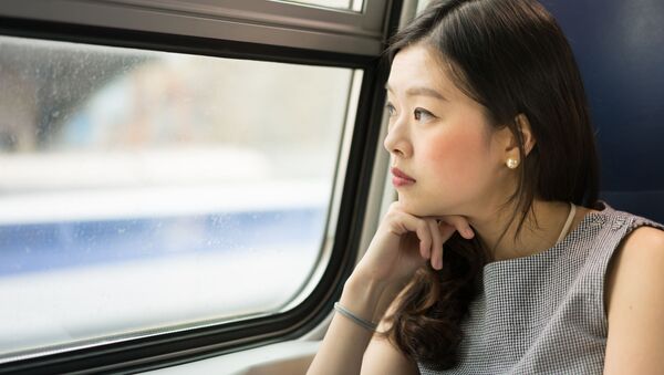 電車内の化粧は「みっともない」？マナー向上広告で批判殺到 - Sputnik 日本