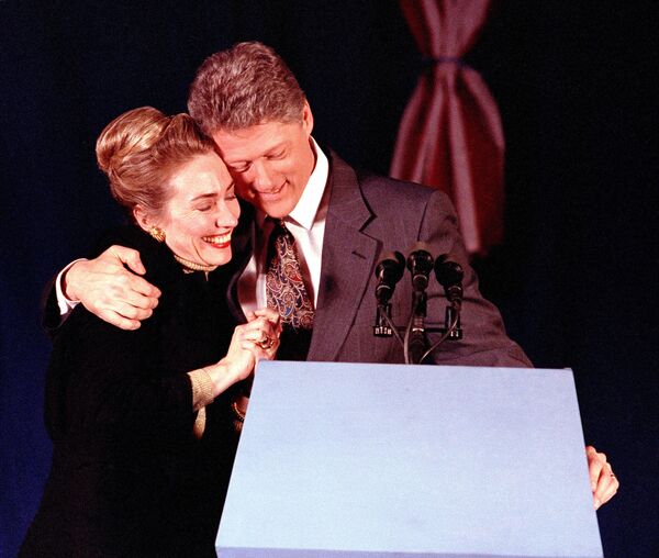 ビル・クリントン米大統領候補が妻ヒラリー氏を伴って、１９９２年 - Sputnik 日本