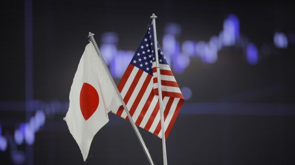 Американский и японский флаги на бирже в Токио - Sputnik 日本