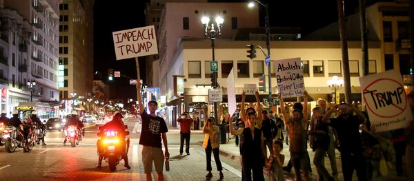Demonstrators walk through Downtown San Diego in protest to the election of Republican Donald Trump as the president of the United States in San Diego, California, U.S. November 9, 2016 Demonstrators walk through Downtown San Diego in protest to the election of Republican Donald Trump as the president of the United States in San Diego, California, U.S. November 9, 2016 - Sputnik 日本